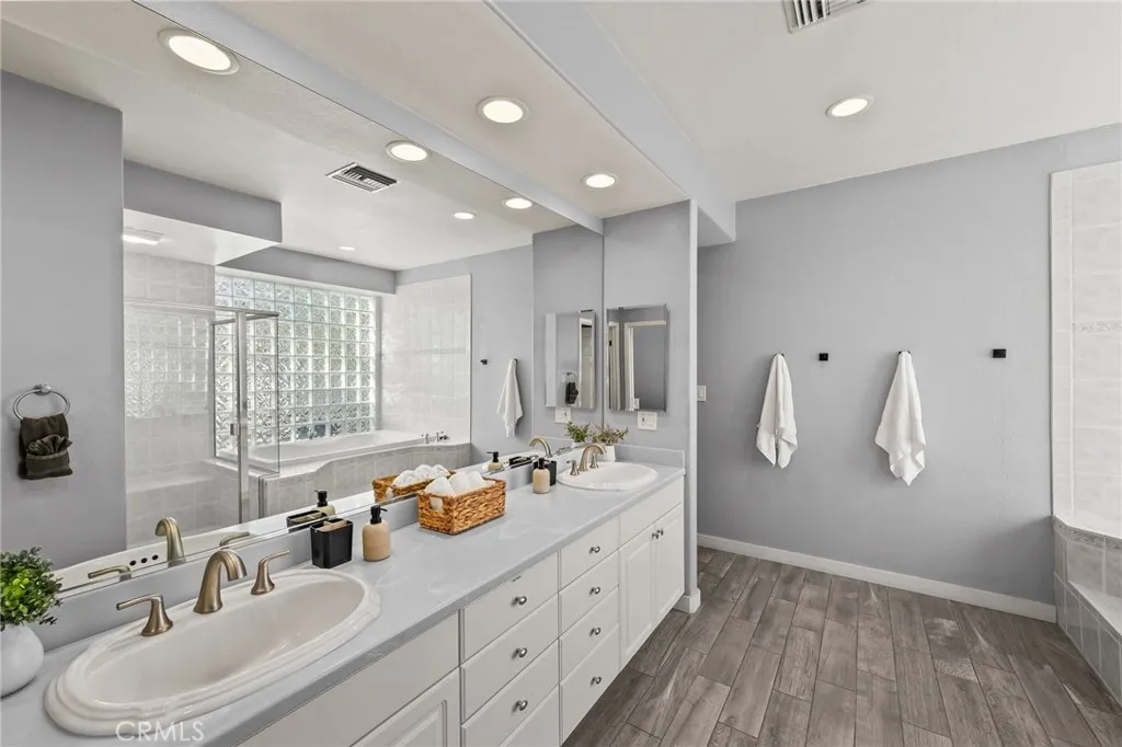https://cdn.realtyfeed.com/cdn/127/306626387/b30d7c53a72cb77375dd77287f7ff933.webp