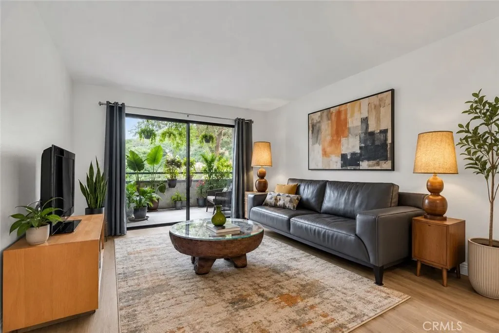 Los Angeles, CA 90042