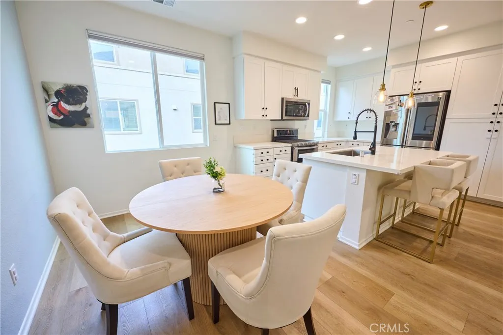 https://cdn.realtyfeed.com/cdn/127/306627505/9298682ede7f46116fd01d881610bf01.webp