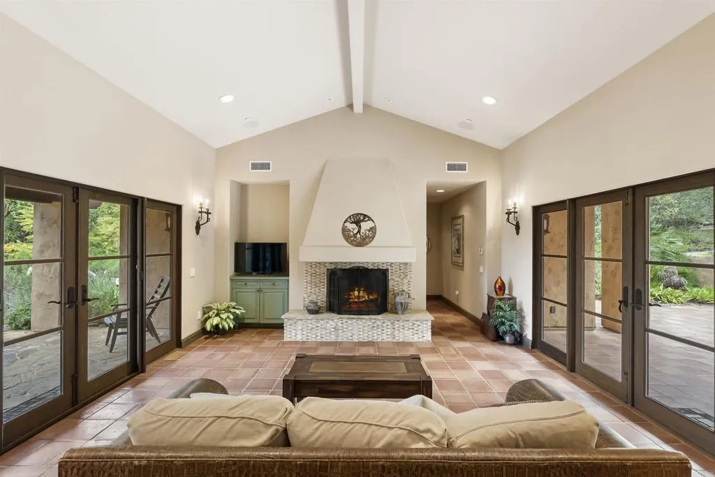 https://cdn.realtyfeed.com/cdn/127/306628619/23b961011f5740132b97bb82329ba93e.webp