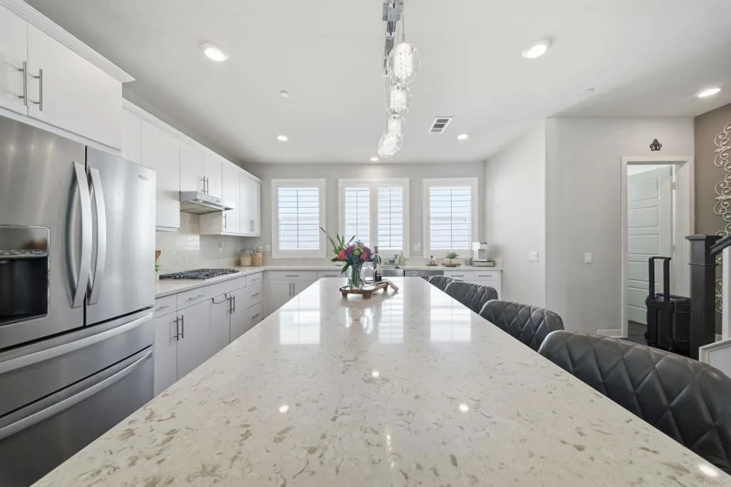 https://cdn.realtyfeed.com/cdn/127/306629235/7d31782018d8af1642bd17170a6b7b55.webp