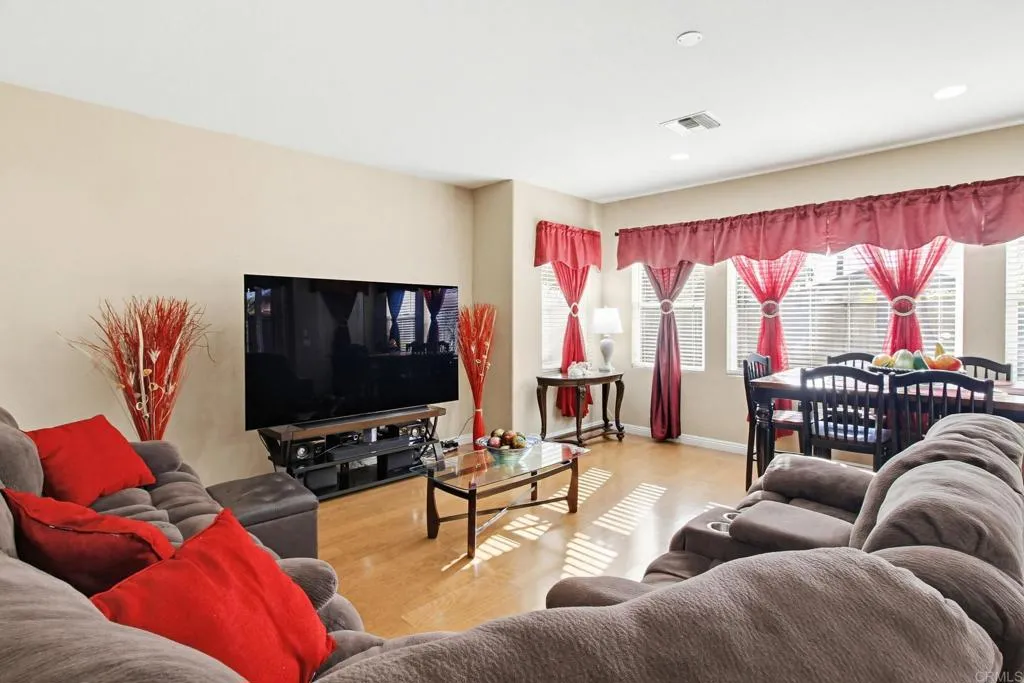 https://cdn.realtyfeed.com/cdn/127/306629405/12bc516803c31e891d3a0d4f141e90dc.webp