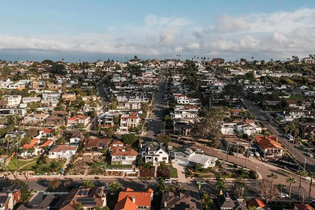 https://cdn.realtyfeed.com/cdn/127/306629702/1c5b640f91ec005f4bb5cdec07de80f4.webp