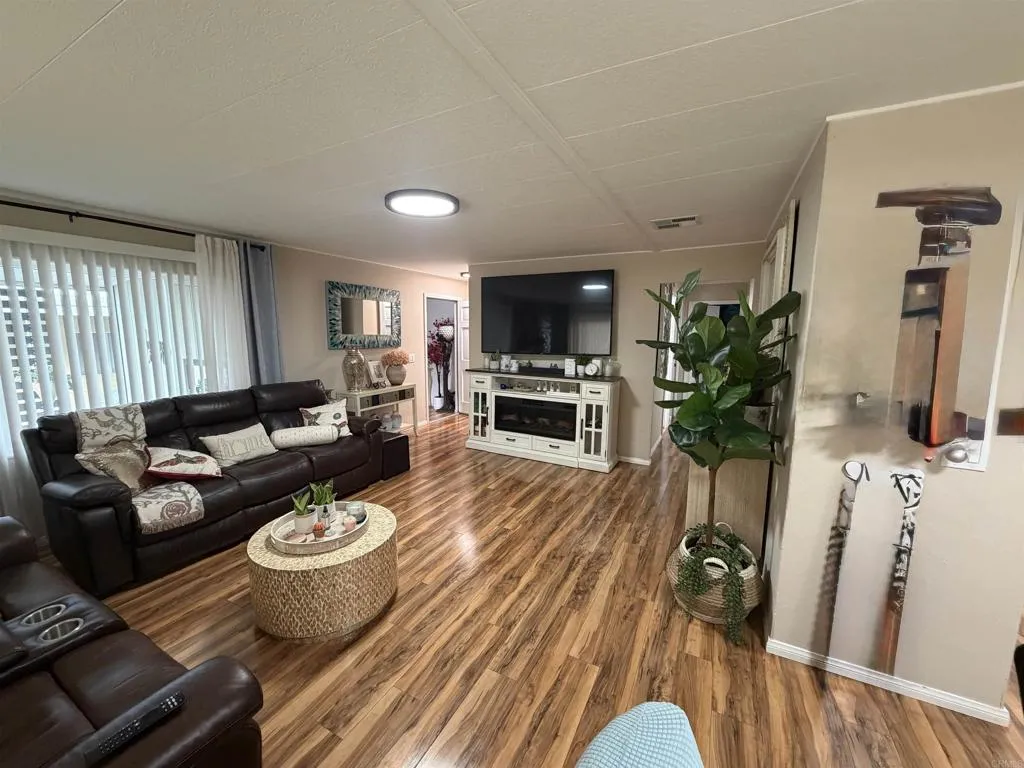 https://cdn.realtyfeed.com/cdn/127/306630094/682b2106da6edf5d7dde01f45d897972.webp