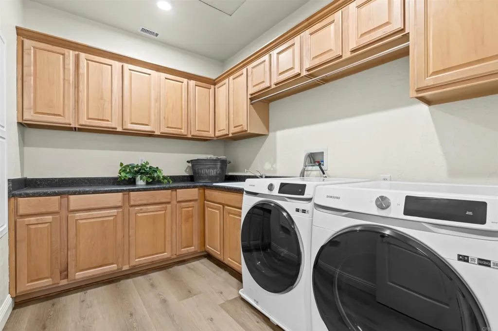 https://cdn.realtyfeed.com/cdn/127/306630276/c82c539ae7480334e8e319aa812f004f.webp
