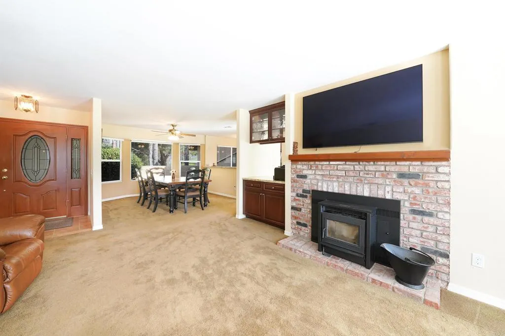 https://cdn.realtyfeed.com/cdn/127/306630409/27948c1bf85aa0b8803a93c50a4c7a1e.webp