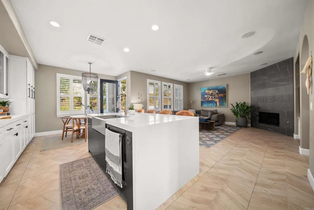 https://cdn.realtyfeed.com/cdn/127/306630542/8e480de6ad49c30e2e74b88451e3a143.webp