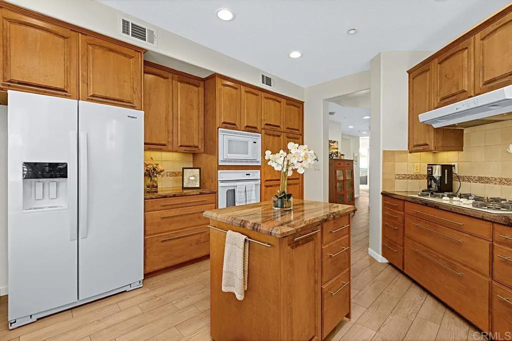 https://cdn.realtyfeed.com/cdn/127/306630573/bbcc629ef923b187ea548f6998268a58.webp