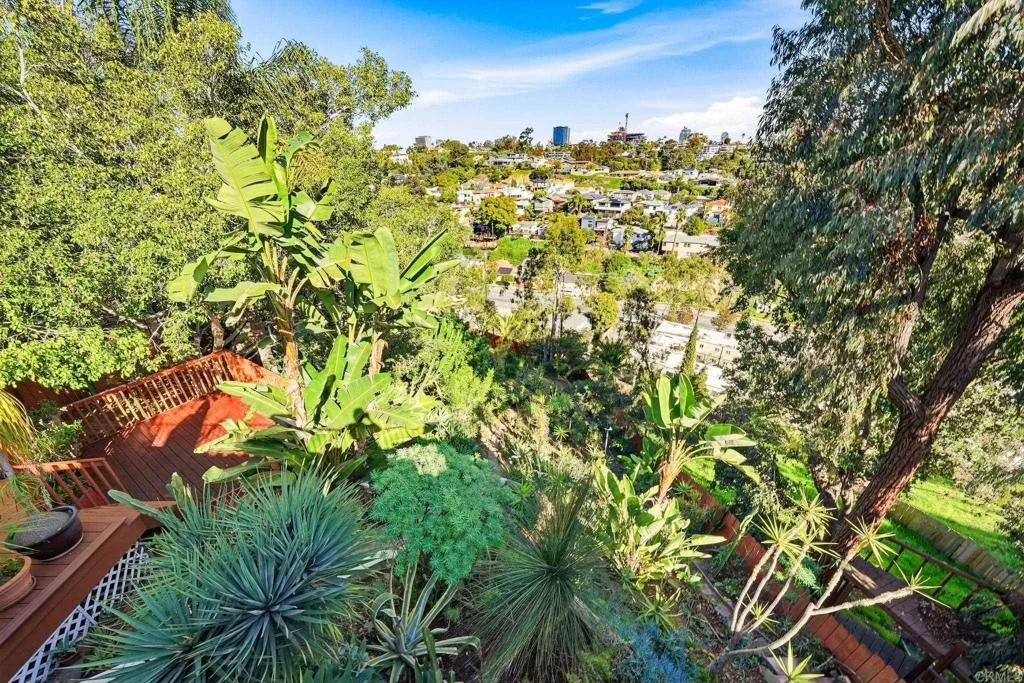 https://cdn.realtyfeed.com/cdn/127/306630961/78ab3e04dd39ac29580c1d36cbae20d0.webp
