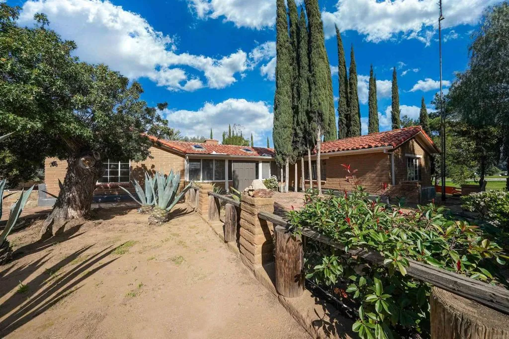 https://cdn.realtyfeed.com/cdn/127/306631242/14fe9250676d4a51025f5e710014e12a.webp