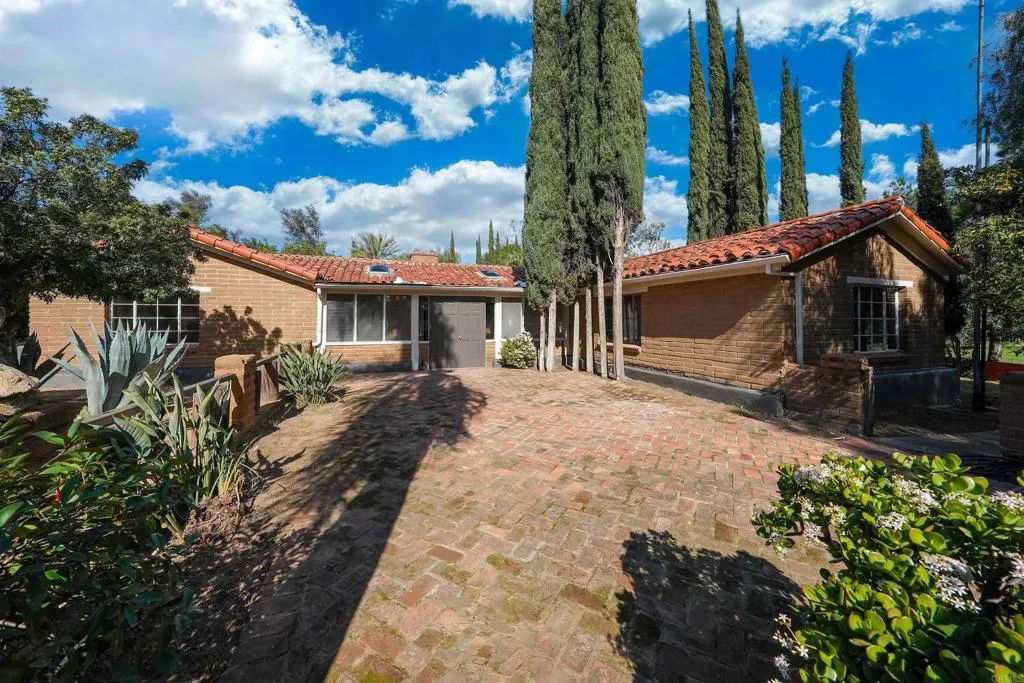 https://cdn.realtyfeed.com/cdn/127/306631242/4505ded046a158adabaa0e32ecea4de1.webp