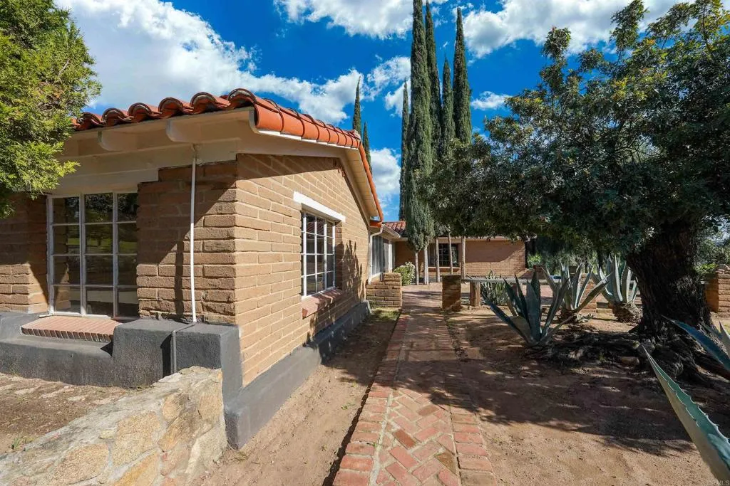 https://cdn.realtyfeed.com/cdn/127/306631242/9b303b26fa565077721b54724bcd4354.webp