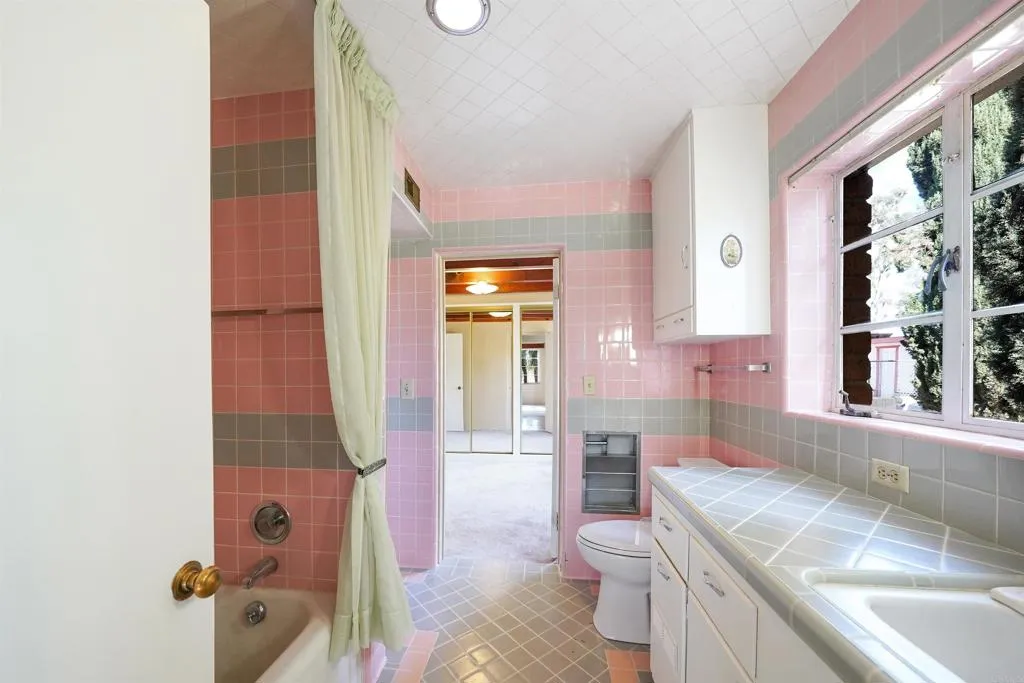 https://cdn.realtyfeed.com/cdn/127/306631242/f6260645b900ec5431ab2926b90754cd.webp