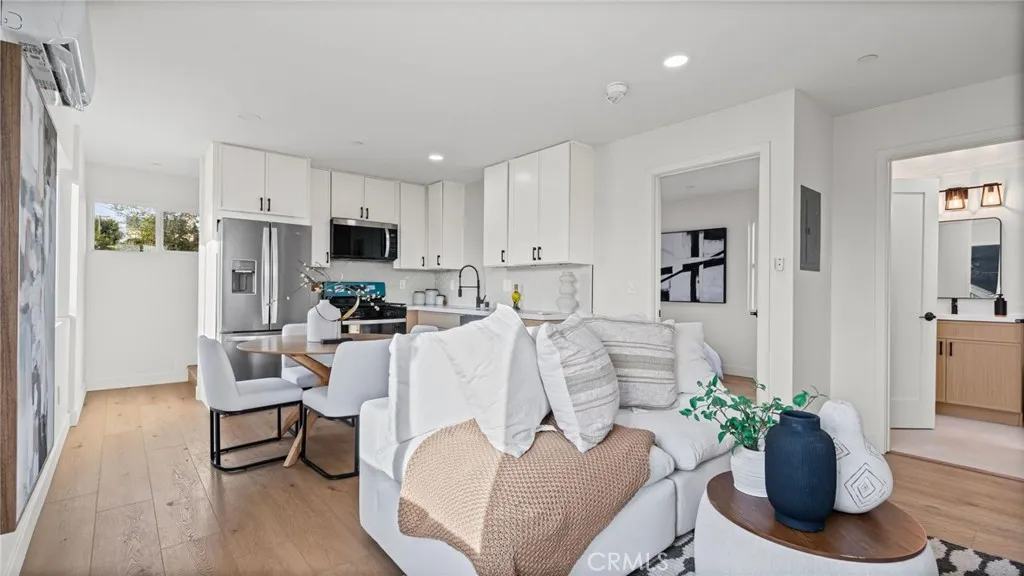 https://cdn.realtyfeed.com/cdn/127/306631267/b5d6544fc37c49ae849b89112d3a5763.webp