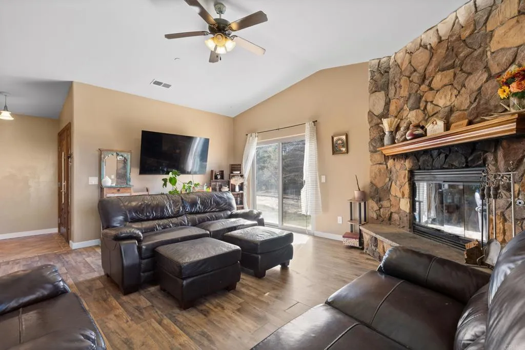 https://cdn.realtyfeed.com/cdn/127/306631560/4824b885b1cd6962605d89e0b3ed3733.webp