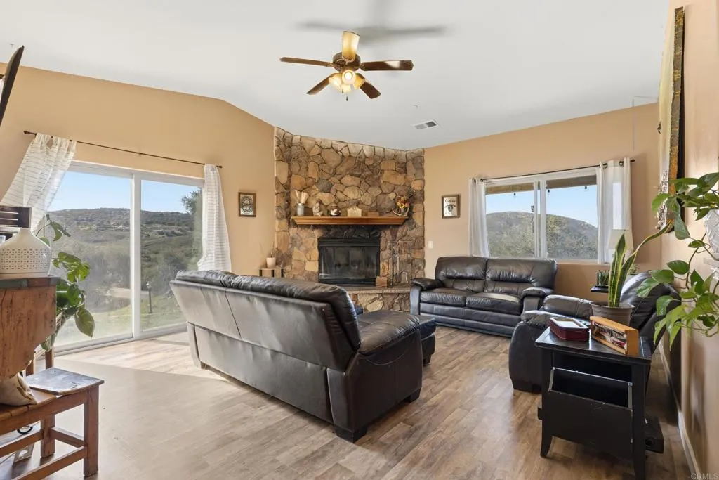 https://cdn.realtyfeed.com/cdn/127/306631560/9075780c644420582d5e8ce9a78f46ae.webp