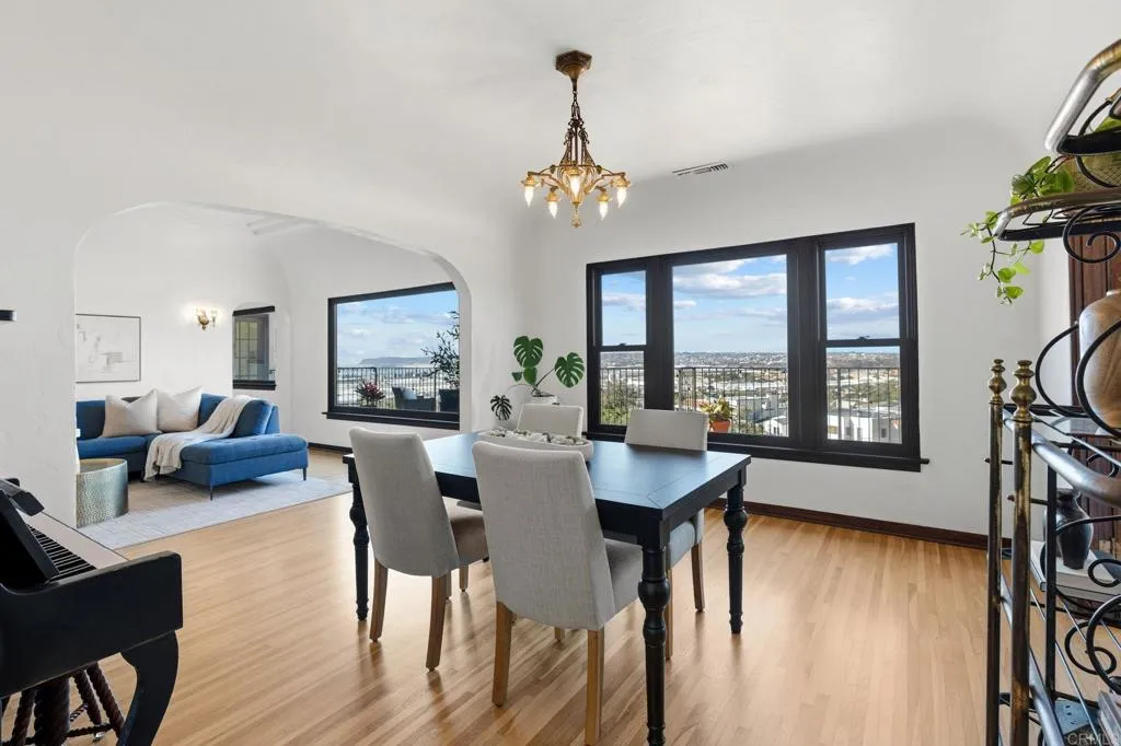 https://cdn.realtyfeed.com/cdn/127/306631746/51f5f5e968a5cfd69d981541e9a19954.webp