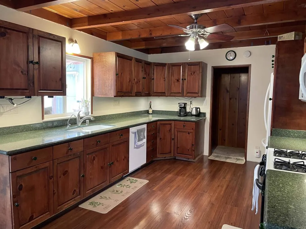 https://cdn.realtyfeed.com/cdn/127/306631800/64a12428700558b0ab2a459425f376de.webp