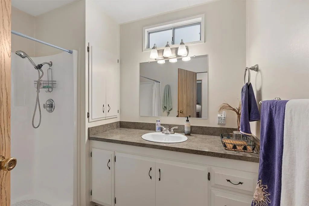 https://cdn.realtyfeed.com/cdn/127/306632342/2423ed052562c851e1ef9e30296bfc17.webp
