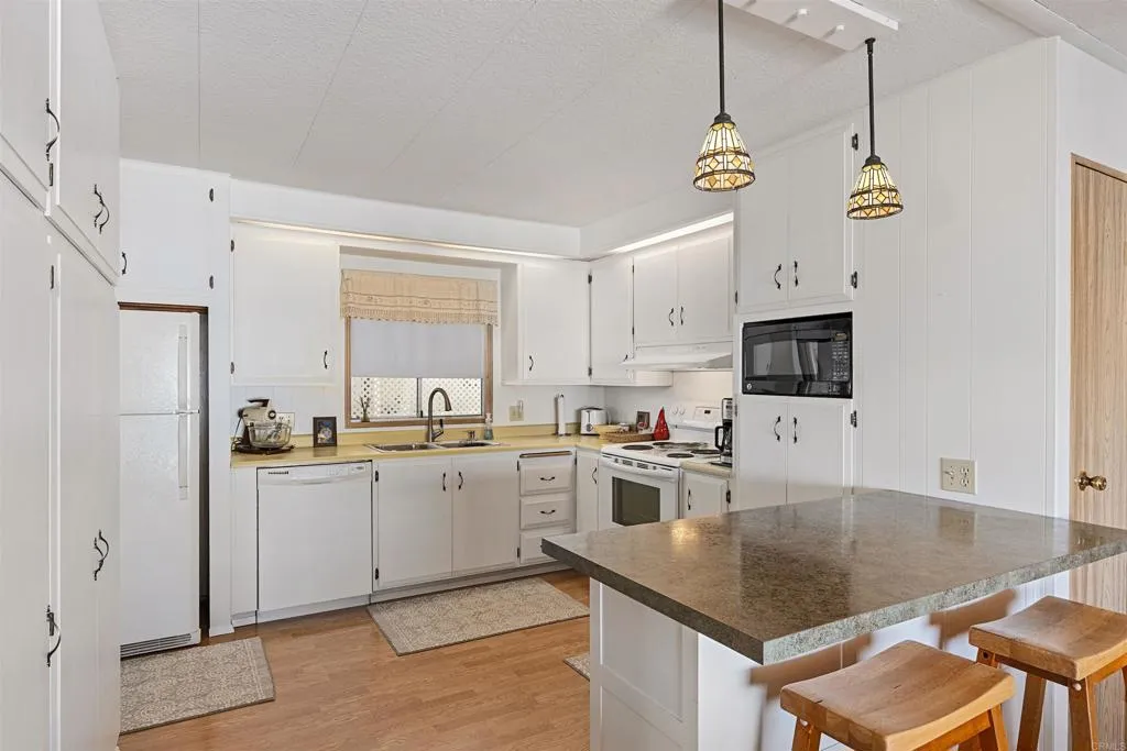 https://cdn.realtyfeed.com/cdn/127/306632342/65fbc4e5e4126ce7edb5fe500b7861ca.webp
