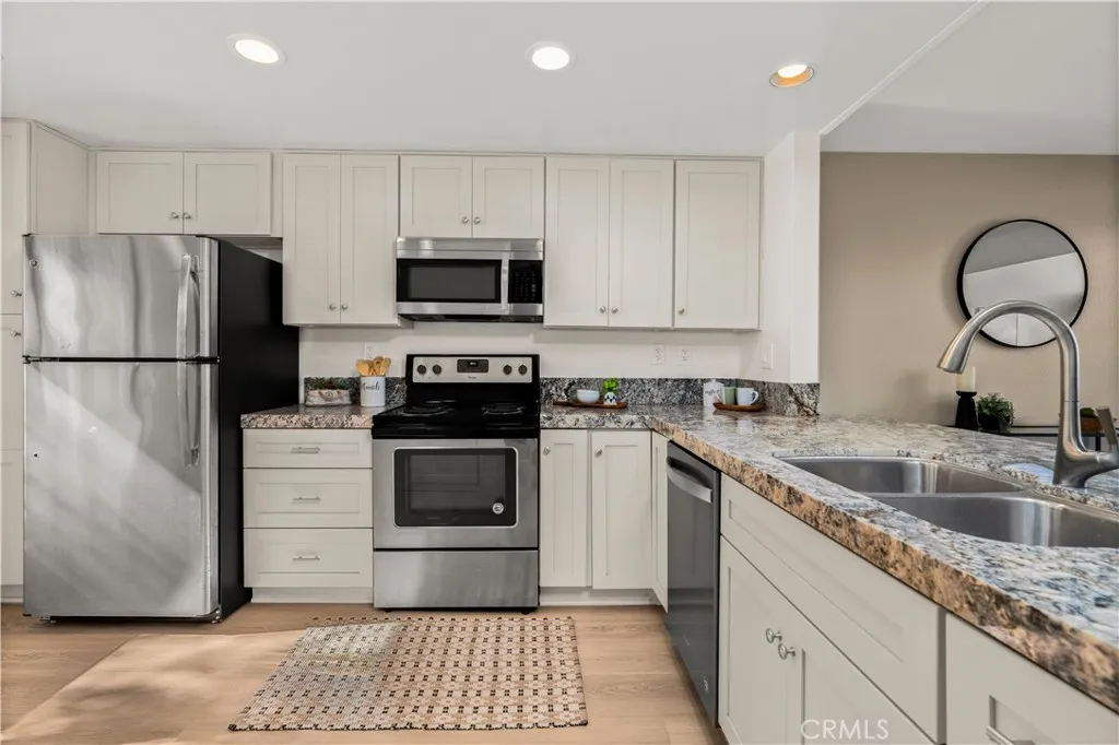 https://cdn.realtyfeed.com/cdn/127/306632436/844f145d64554b12f7616f99df8a4273.webp