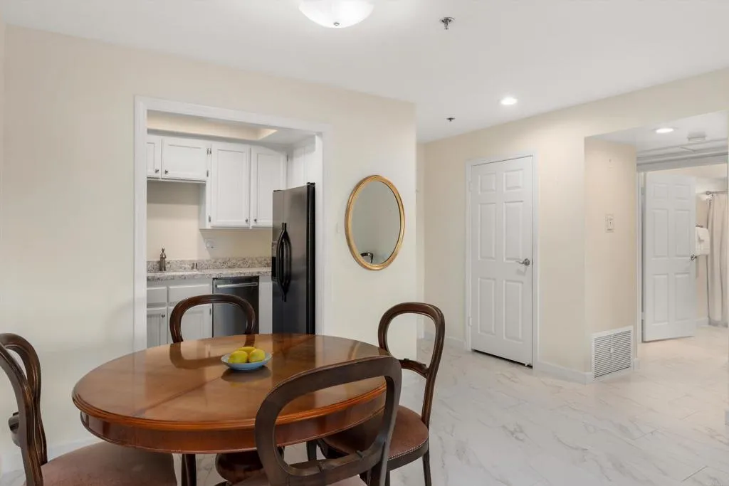 https://cdn.realtyfeed.com/cdn/127/306632510/8a91540bfa76cb7f73aa47cb87311317.webp