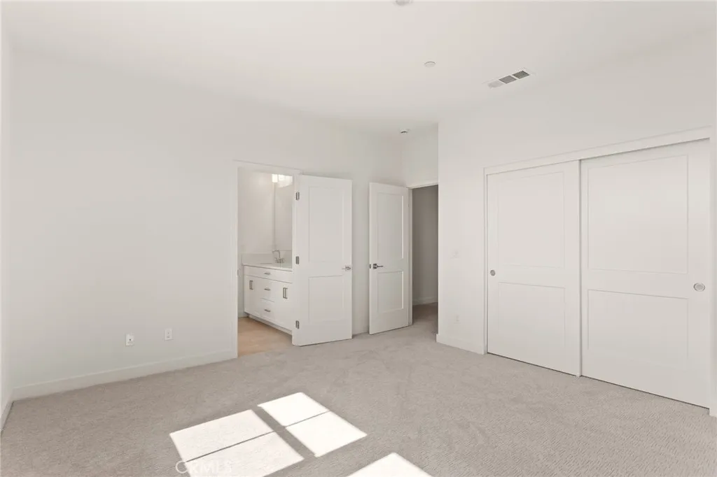 https://cdn.realtyfeed.com/cdn/127/306632615/1211ad2e3d474809e07d1de1cf6f10aa.webp
