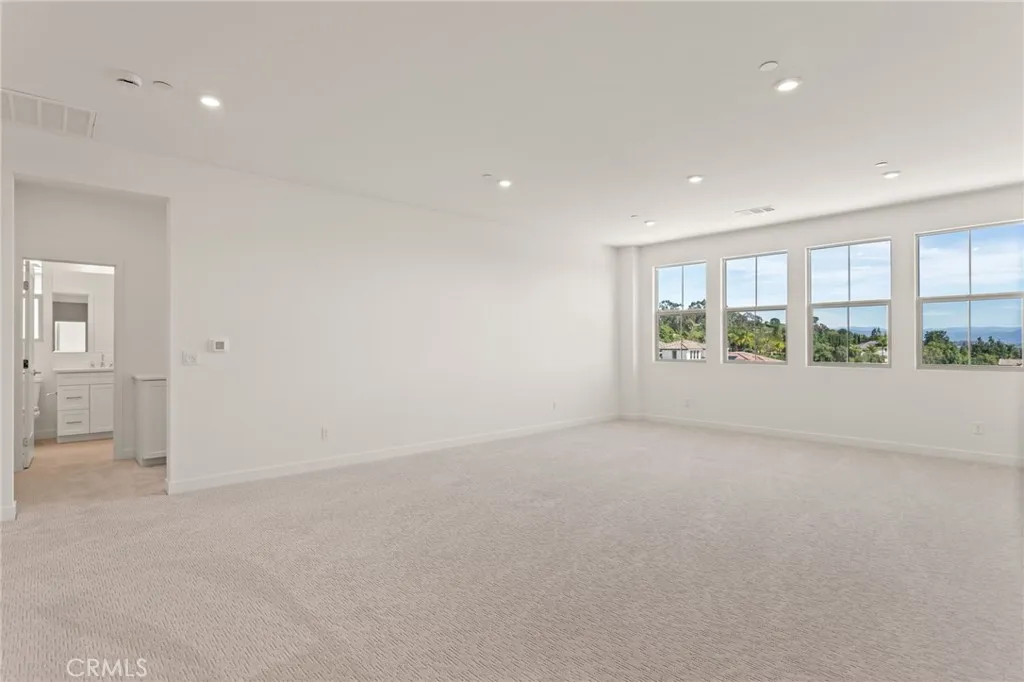 https://cdn.realtyfeed.com/cdn/127/306632615/ac500cb7207445c117bbec0cd5efef38.webp
