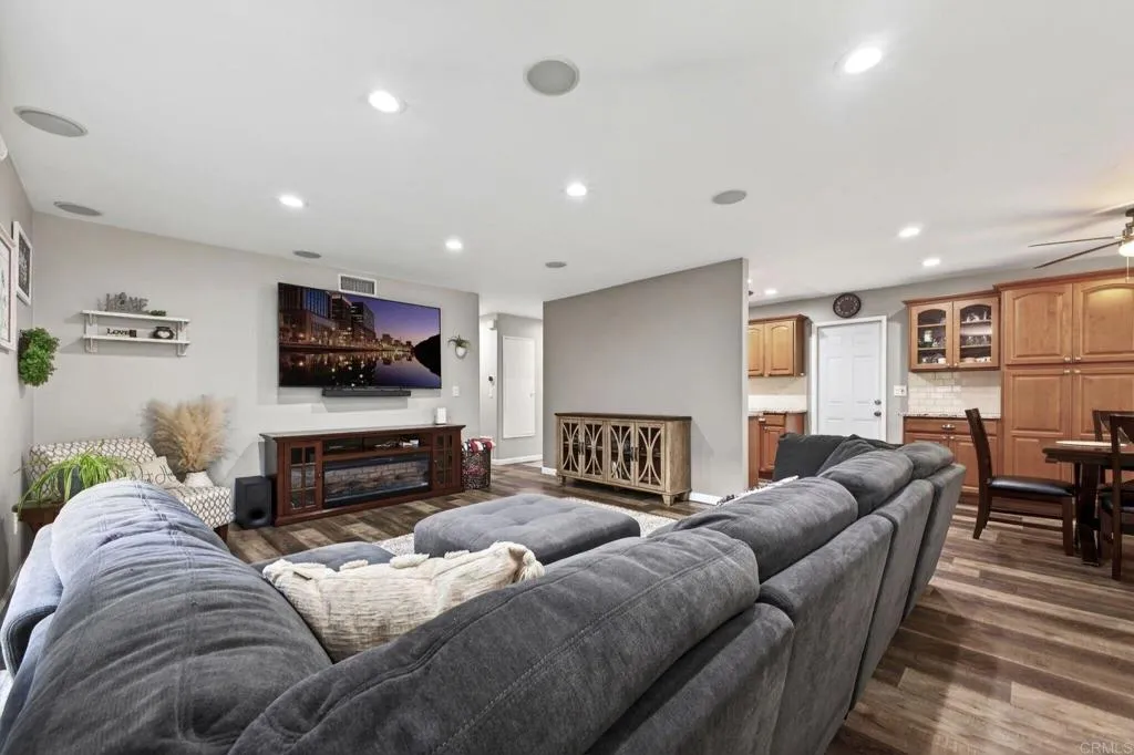 https://cdn.realtyfeed.com/cdn/127/306633042/5f98a5527356680e4a9afab00615d2b7.webp