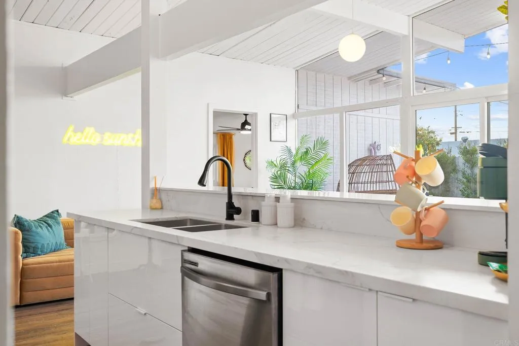https://cdn.realtyfeed.com/cdn/127/306633074/a4701d839158f9c14f1d1074049accb4.webp
