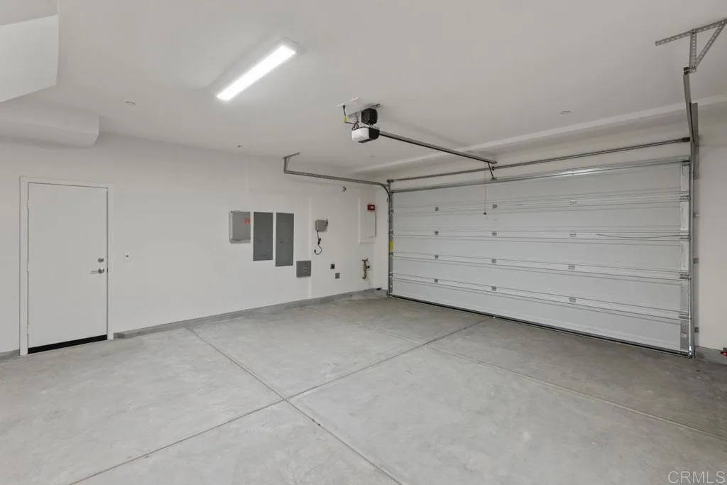 https://cdn.realtyfeed.com/cdn/127/306633101/33f7d9814f04f8e9913e0f123a3412ab.webp