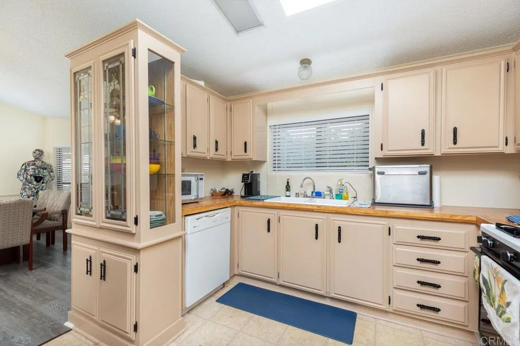 https://cdn.realtyfeed.com/cdn/127/306633560/c4c3688fe8f8daafdc0555cf98a9de00.webp