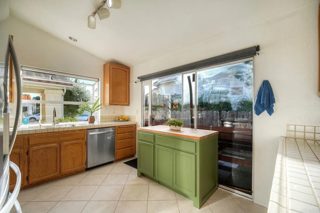https://cdn.realtyfeed.com/cdn/127/306633861/bd0160951a13c997f01a057c3293146c.webp