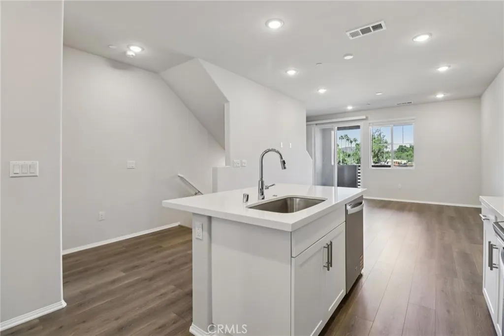https://cdn.realtyfeed.com/cdn/127/306634139/f4429f2127169f2ba78a52e511798aad.webp