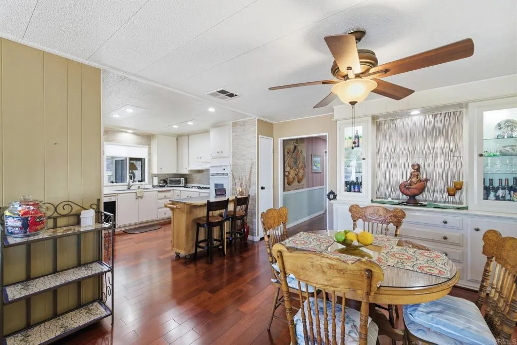 https://cdn.realtyfeed.com/cdn/127/306634619/1a3e5ad026c07527cb6f4c81a37bc7b4.webp