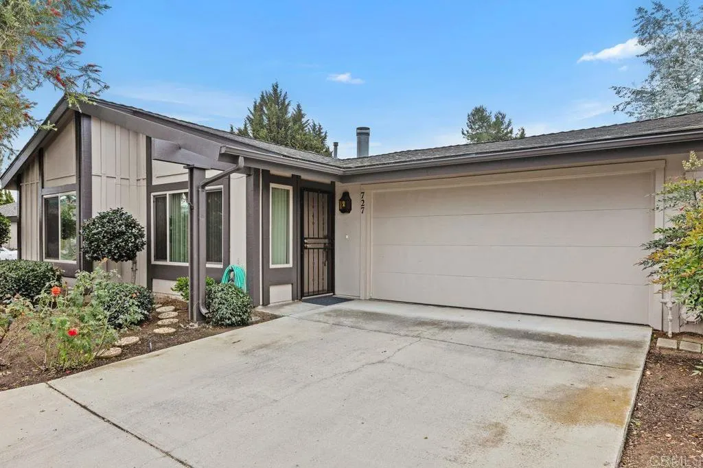727 Nob Circle, Vista, CA, 92084