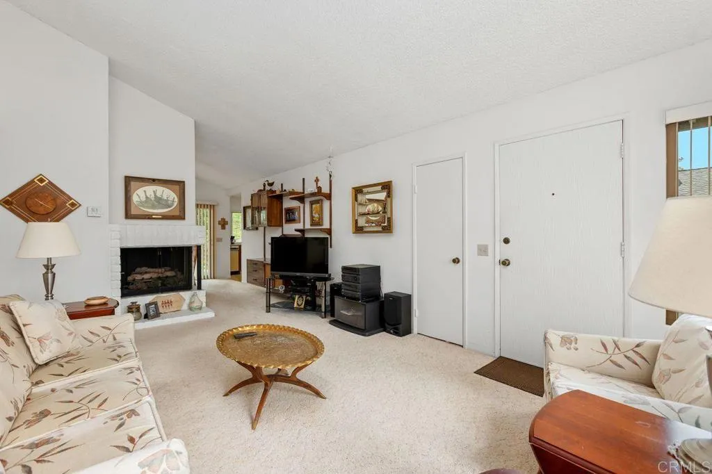 727 Nob Circle, Vista, CA, 92084