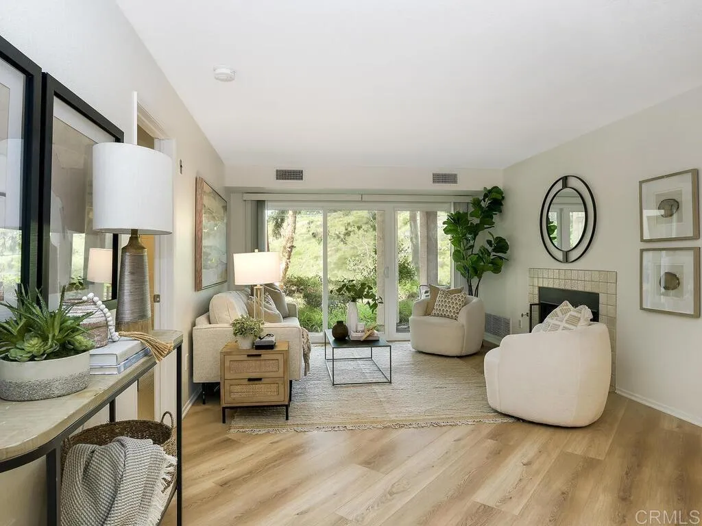7263 Camino Degrazia 31, San Diego CA 92111