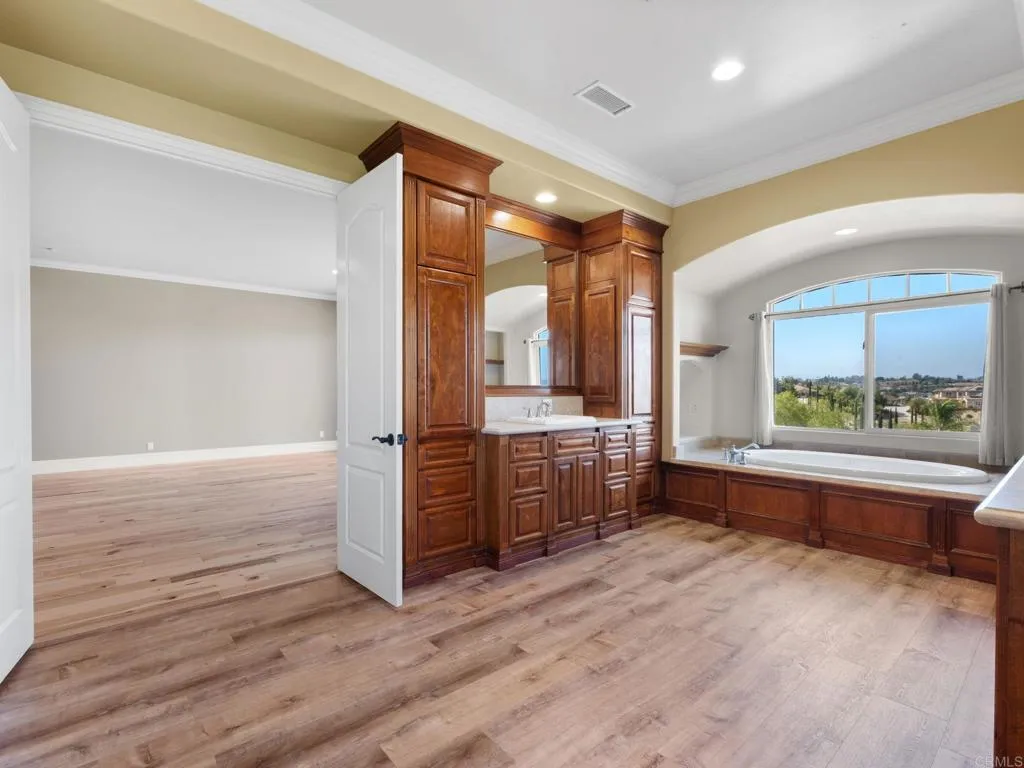 https://cdn.realtyfeed.com/cdn/127/306635283/82f21bb2a7caf741a3cfa56f88a6a516.webp