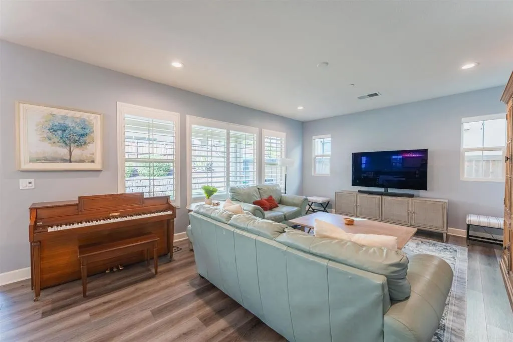 https://cdn.realtyfeed.com/cdn/127/306635734/9060a6704280322eddbc7a474907e6a1.webp