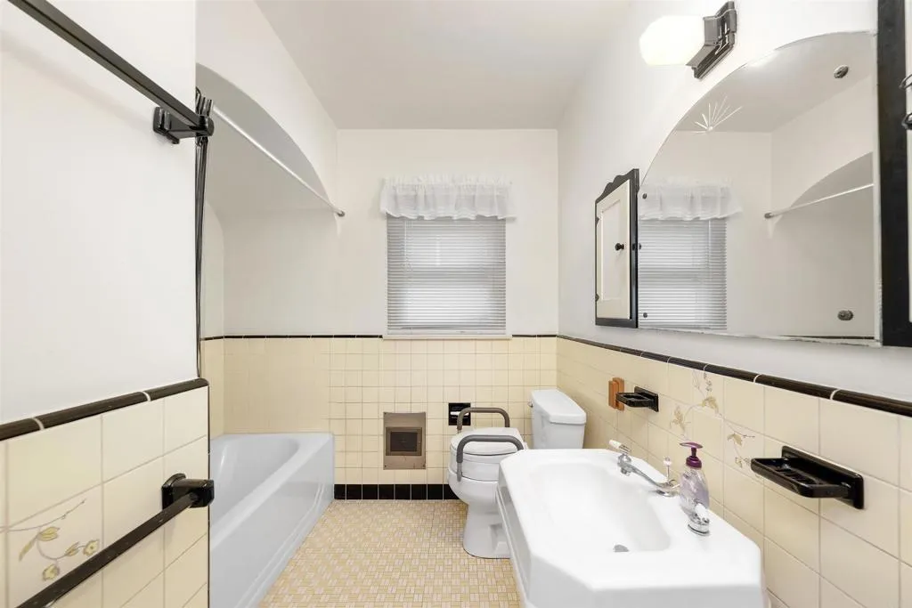 https://cdn.realtyfeed.com/cdn/127/306635810/1e927508850a32acd1809de371c77232.webp