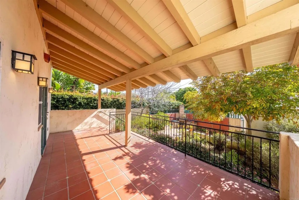 https://cdn.realtyfeed.com/cdn/127/306635810/b8060b282cb3492eabef75051f82417e.webp