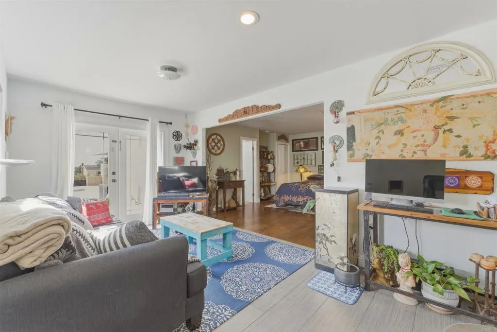 https://cdn.realtyfeed.com/cdn/127/306635873/132a7205a0632ed59435816209cd45bb.webp