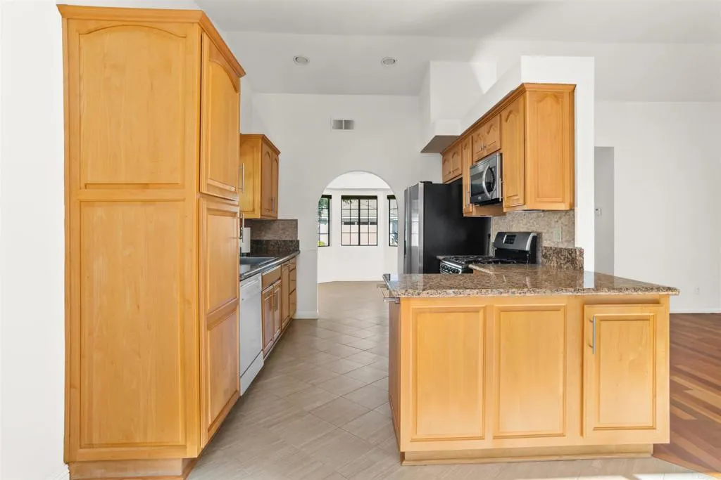 https://cdn.realtyfeed.com/cdn/127/306635915/160d79a198aec5b7182aab7af6c377d8.webp