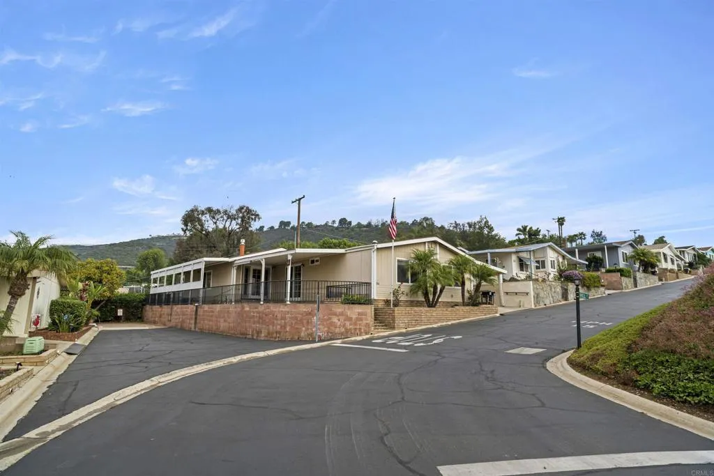 https://cdn.realtyfeed.com/cdn/127/306635936/e6e8e6d7e16c76725c0bb300769beb33.webp