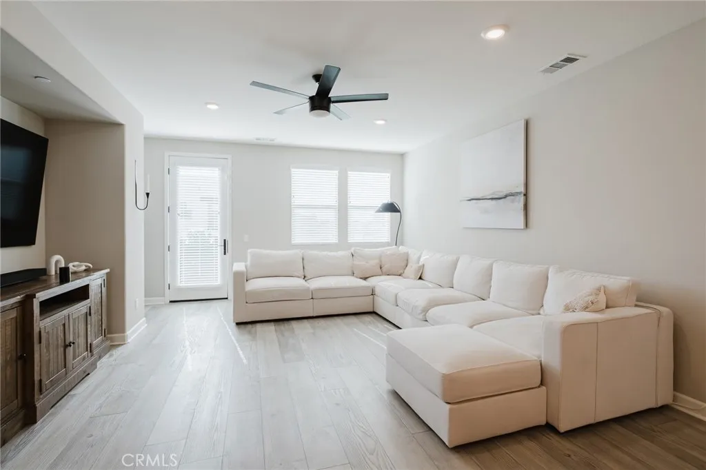 https://cdn.realtyfeed.com/cdn/127/306636325/9b16bfb95037125966cd34ef6dcad10f.webp