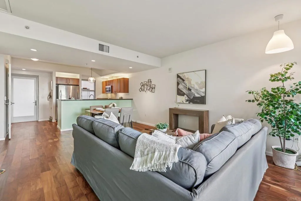 https://cdn.realtyfeed.com/cdn/127/306636350/981155ea1185745658bff0ec0c4aafcc.webp