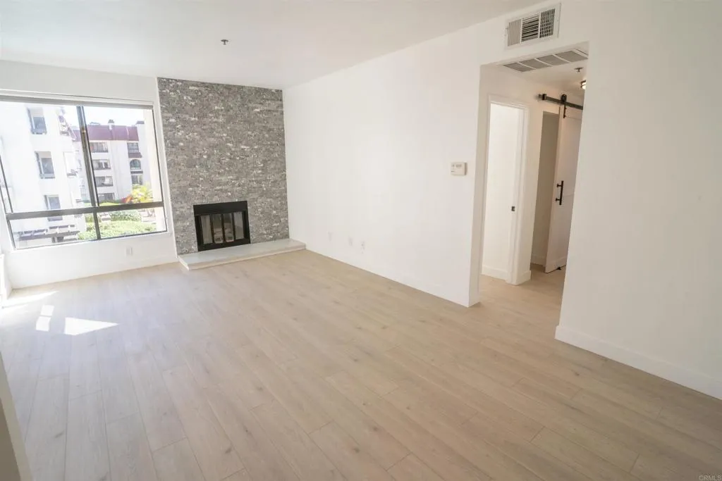 https://cdn.realtyfeed.com/cdn/127/306636617/e49326adf05f46378b57b0aa5281ba33.webp