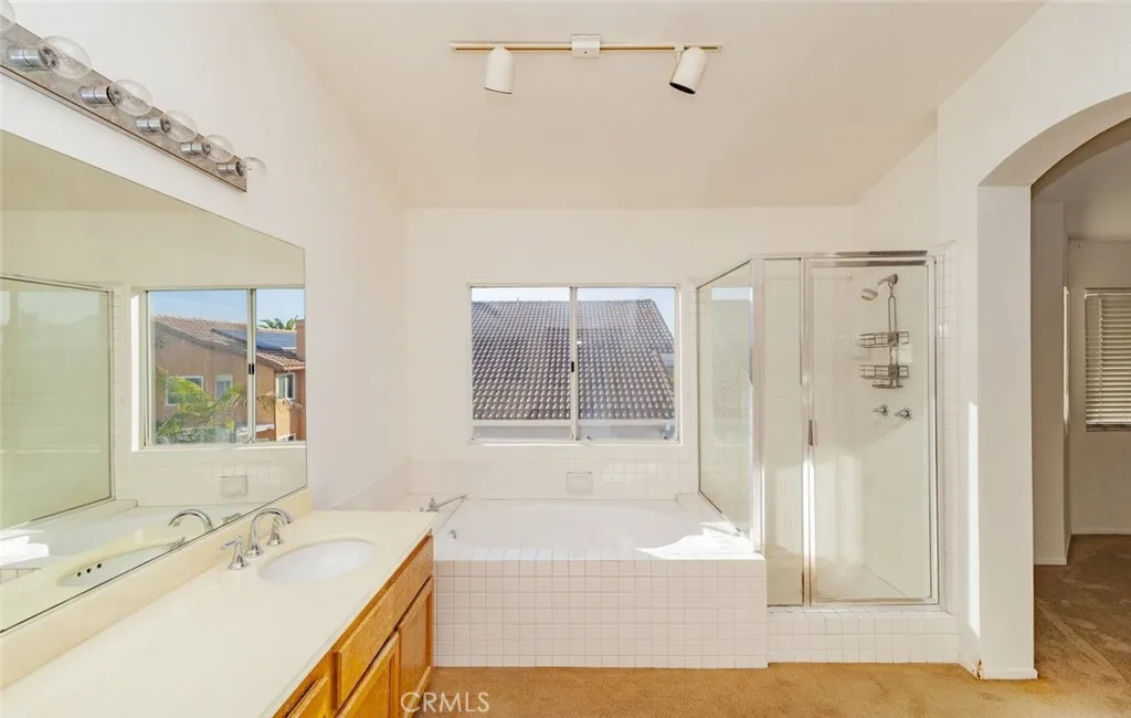 https://cdn.realtyfeed.com/cdn/127/306636667/759e8eeab510dec520267b576bce73c4.webp