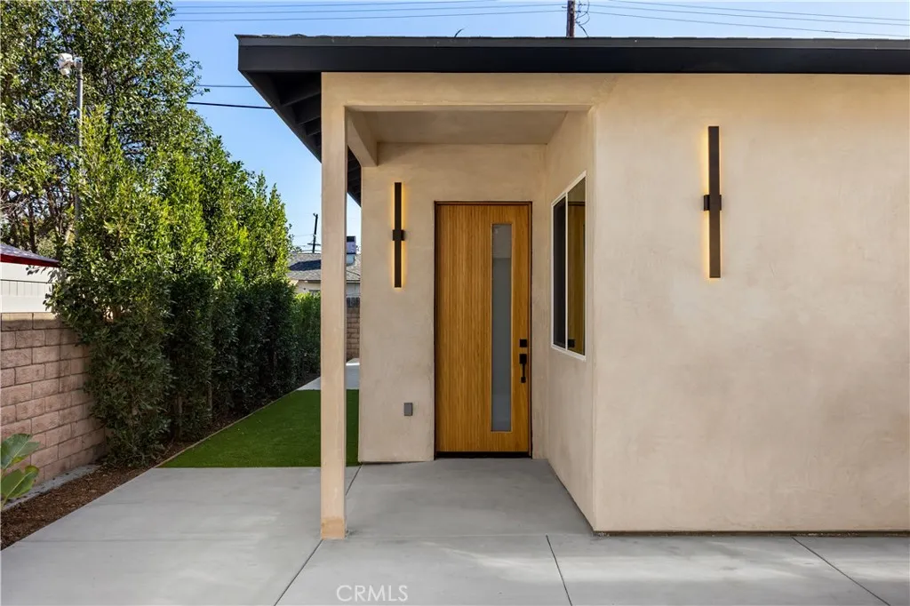 6950 Amestoy Avenue, Lake Balboa, CA 91406